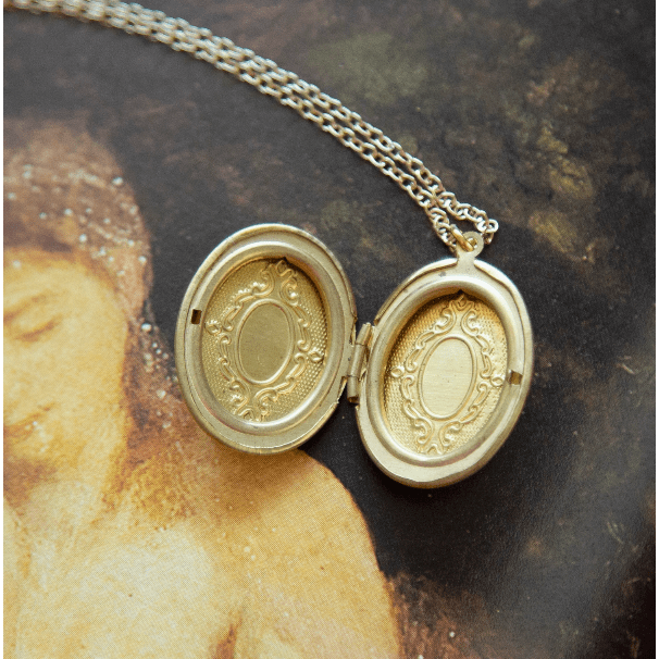 Kindred Objects- Vintage Large Oval Locket Necklace Necklace Kindred Objects